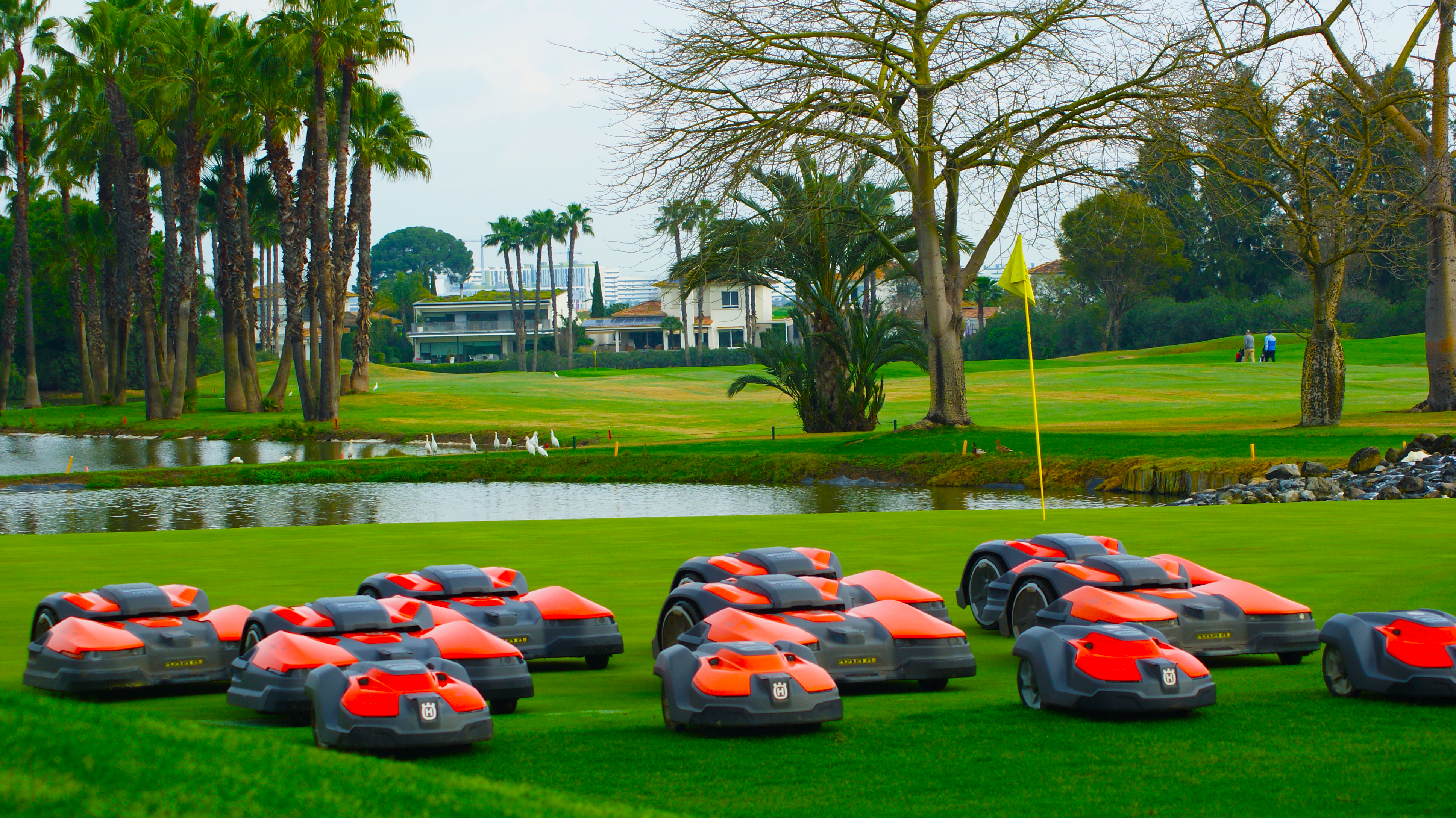 **Robots Autónomos de Todocampo: La Revolución en el Mantenimiento de Campos de Golf**