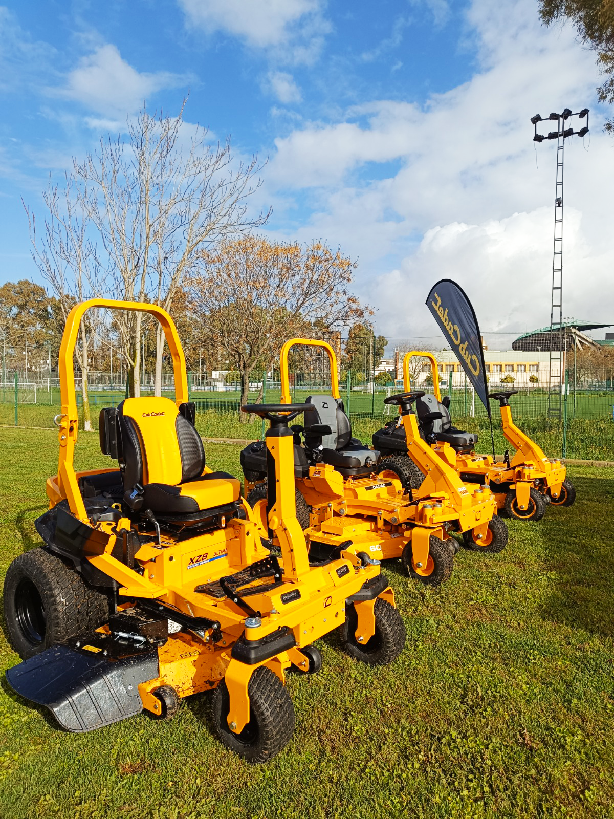 Todocampo | Cub Cadet impresiona en Sevilla con demostraciones de sus tractores cortacésped
